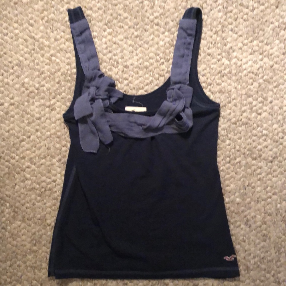 Beautiful Hollister tank top. Adorable detail around the neck line. Extra small.